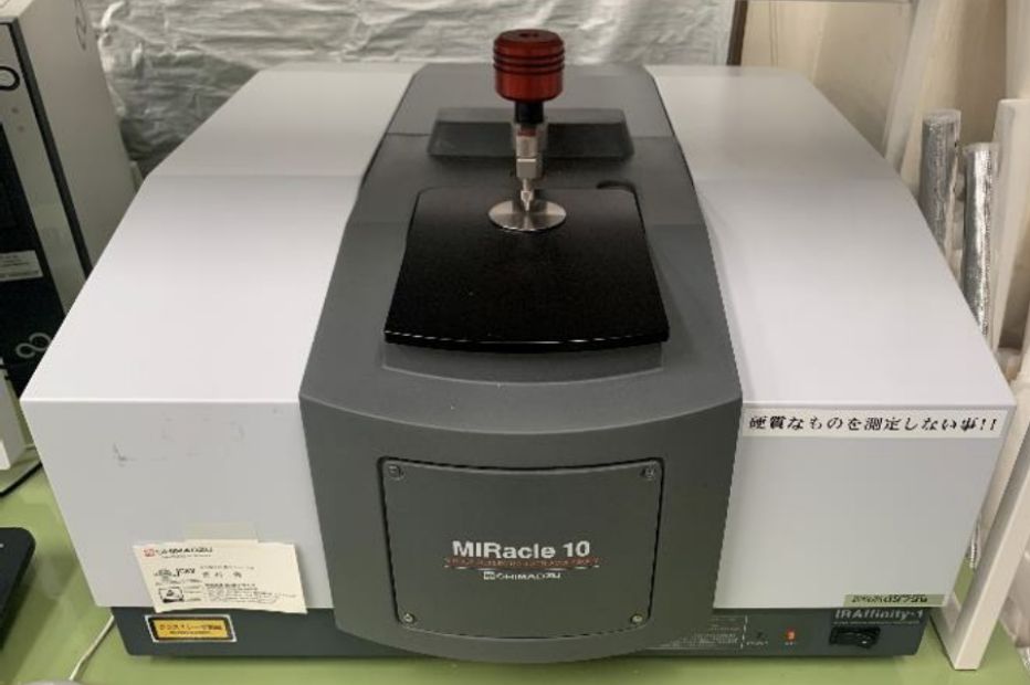 フーリエ変換赤外分光光度計(島津製作所)